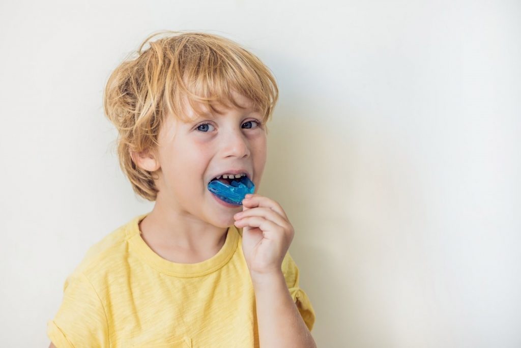 Little kid with mouthguard - Zen dental